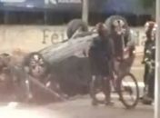 Carro capota e para em canteiro de avenida na parte alta de Maceió