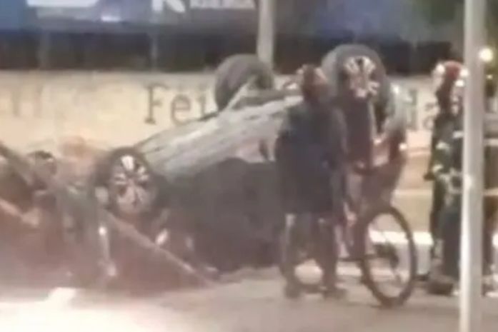 Carro capota e para em canteiro de avenida na parte alta de Maceió