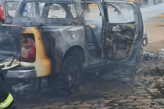 Fogo destrói caminhonete em posto de combustíveis, em Arapiraca; uma pessoa ficou ferida