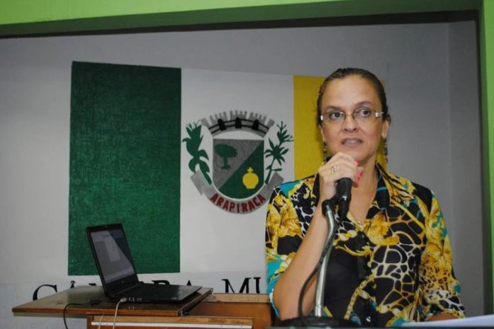 Aurélia Fernandes admite deixar o PMDB