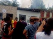 Segundo Bombeiros, dois cômodos da residência foram destruídos pelo fogo.