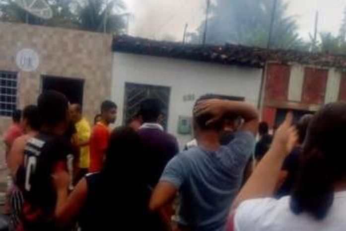 Segundo Bombeiros, dois cômodos da residência foram destruídos pelo fogo.