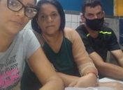 Filha de Neilza Cândido (no meio), Poliana Silva (à esq.) e marido de Dona Neilza, Márcio Cândido, na sala de aula. 
