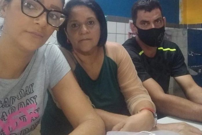 Filha de Neilza Cândido (no meio), Poliana Silva (à esq.) e marido de Dona Neilza, Márcio Cândido, na sala de aula.