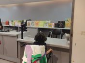 Vanessa no local de atendimento