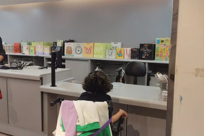 Vanessa no local de atendimento