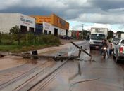 Postes tombam e veículo fica destruído após fortes chuvas em Arapiraca