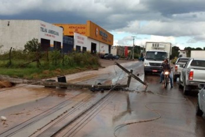 Postes tombam e veículo fica destruído após fortes chuvas em Arapiraca