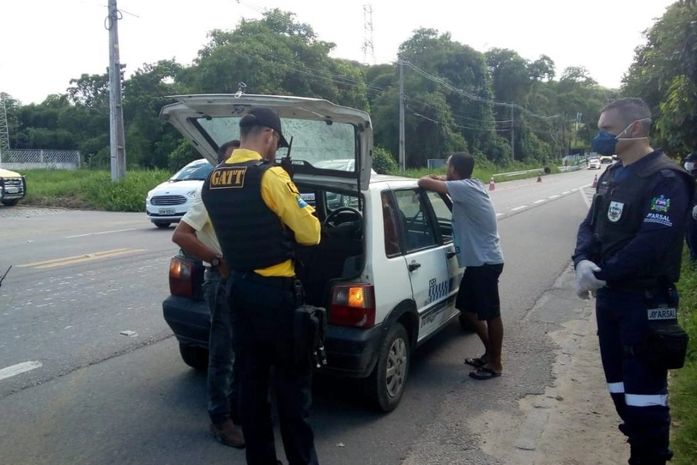 Operação garante cumprimento de decreto estadual que proíbe o transporte rodoviário intermunicipal.