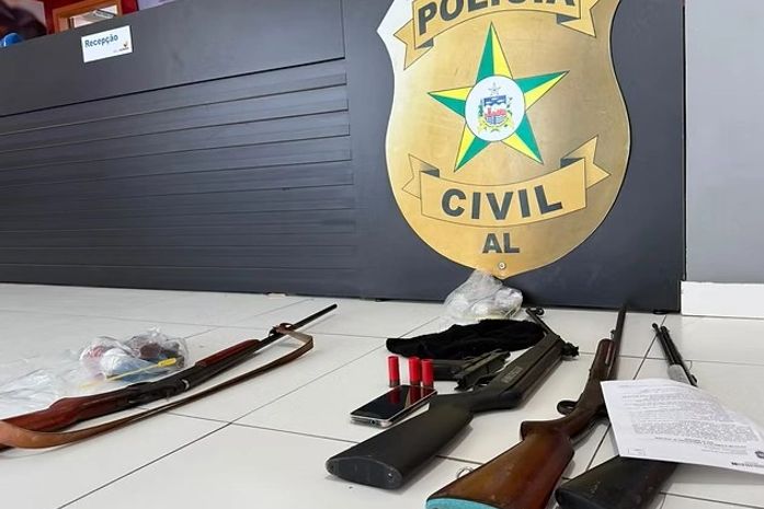 Megaoperação da Polícia Civil prende três pessoas e apreende armas e drogas no Sertão