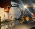 Bombeiros derrubam parte de muro para conter incêndio em fábrica de descartáveis no Polo Industrial de Maceió