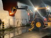 Bombeiros derrubam parte de muro para conter incêndio em fábrica de descartáveis no Polo Industrial de Maceió