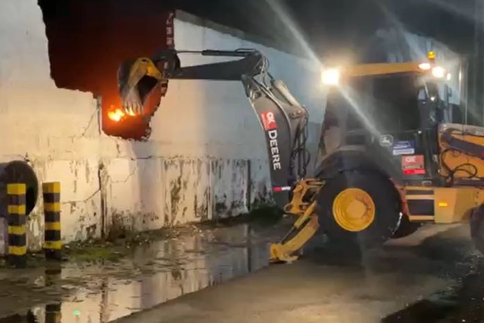 Bombeiros derrubam parte de muro para conter incêndio em fábrica de descartáveis no Polo Industrial de Maceió