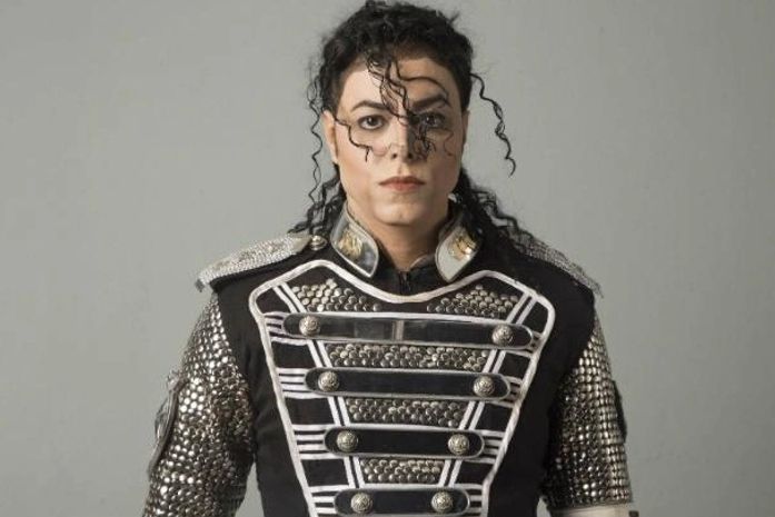 Rodrigo Teaser interpreta o cantor Michael Jackson