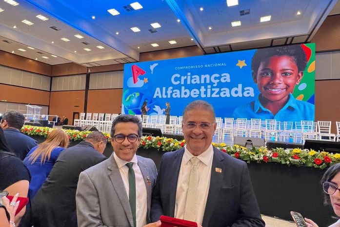 Prefeito George Clemente recebe prêmio pela conquista do Selo Ouro Nacional Compromisso com a Alfabetização do MEC