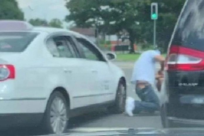 Após levar fechada no trânsito, prefeito parte para briga e nocauteia taxista