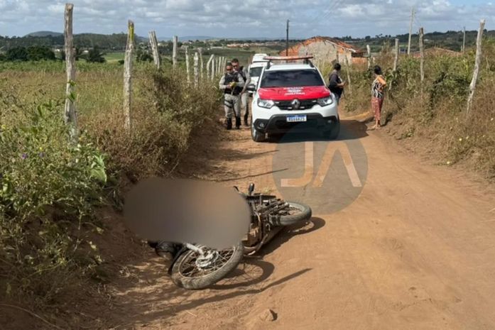 Jovem é encontrado morto com marcas de tiros ao lado de moto na zona rural de Lagoa da Canoa