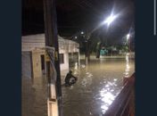 Com alerta de temporal, Alagoas registra madrugada de chuva e Rio Mundaú invade ruas em Rio Largo 