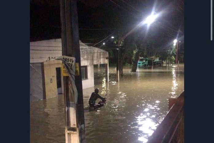 Com alerta de temporal, Alagoas registra madrugada de chuva e Rio Mundaú invade ruas em Rio Largo