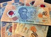 Primeiras notas do real vão ser recolhidas pelos bancos, mas seguem valendo; entenda