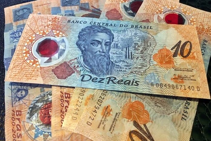Primeiras notas do real vão ser recolhidas pelos bancos, mas seguem valendo; entenda