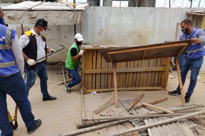 Prefeitura de Maceió remove barracas abandonadas em praça do Eustáquio Gomes