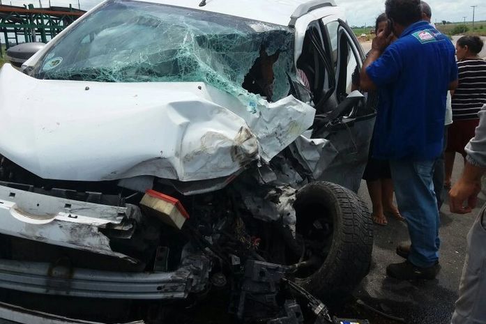 Colisão entre carro e caminhão deixa uma pessoa ferida