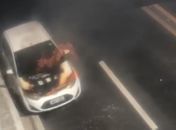 Vídeo: carro de passeio incendeia na Avenida Leste-Oeste