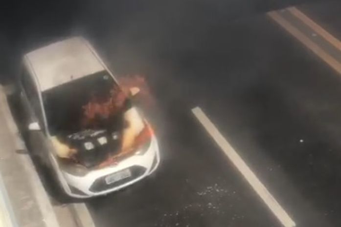 Vídeo: carro de passeio incendeia na Avenida Leste-Oeste