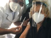 Aos 94 anos, idosa é vacinada contra a Covid-19 em Maceió: “Me sinto feliz”