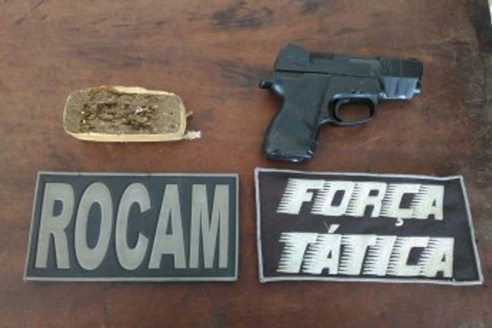 Simulacro de arma de fogo e maconha apreendida