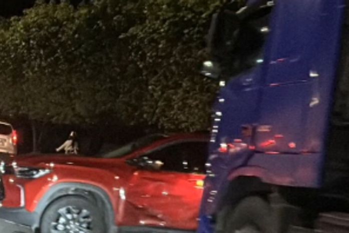 Caçamba e carro de passeio colidem em trecho da AL-220, em Arapiraca