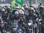 Bolsonaro causa aglomeração durante motociata em São Paulo