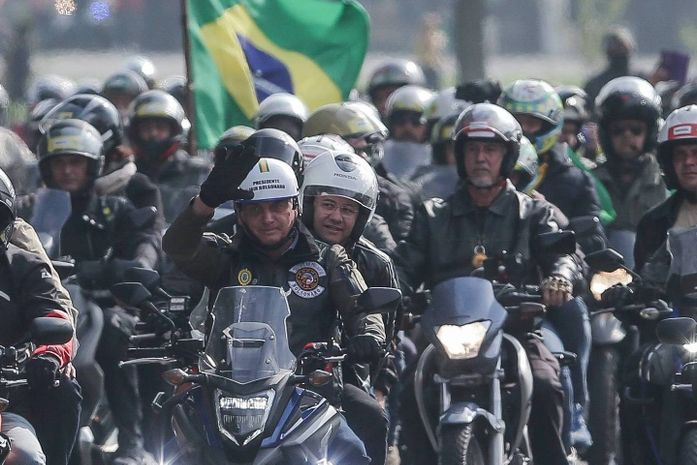 Bolsonaro causa aglomeração durante motociata em São Paulo