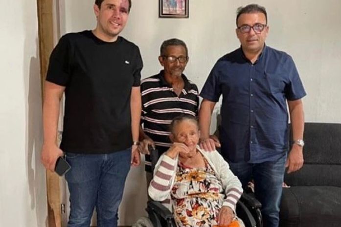 Ação social: prefeito Theobaldo Cintra e vice Leopoldo Amaral entregam cadeiras de rodas em Major