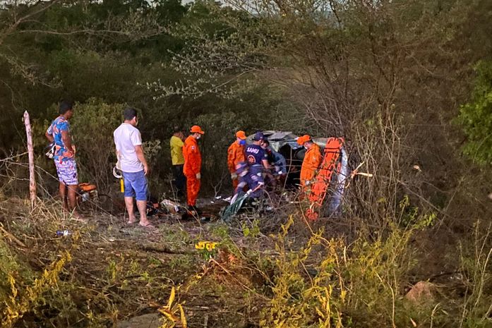 Motorista perde controle, invade contramão, capota e três pessoas ficaram feridas 