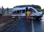 Micro-ônibus de Alagoas capota em Pernambuco