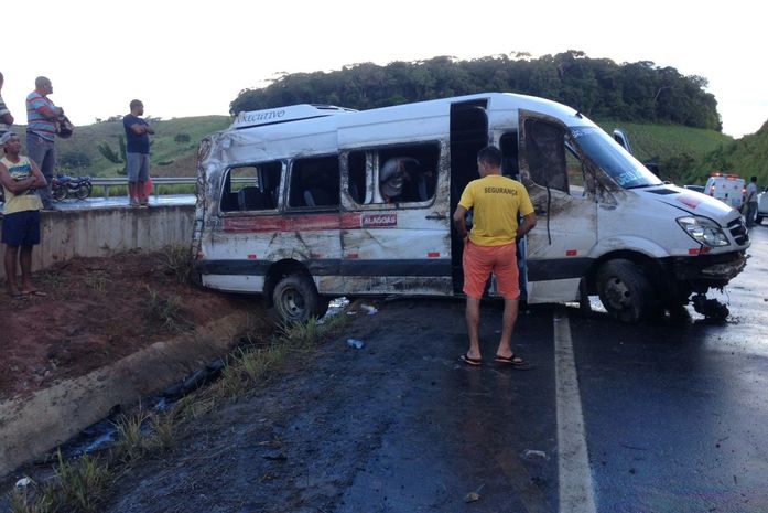 Micro-ônibus de Alagoas capota em Pernambuco