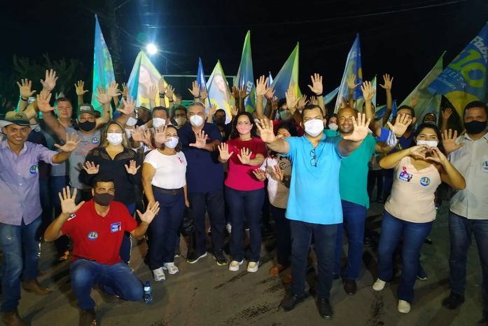 Fabiana Pessoa realiza caminhada no bairro Arnon de Mello e ouve elogios e pleitos dos moradores