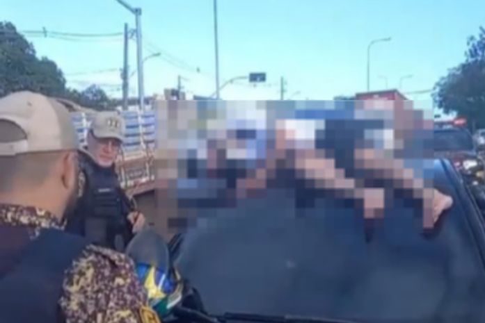 Motociclista é arremessado para teto de carro após colisão na parte alta de Maceió