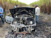 Carro com queixa de roubo é encontrado carbonizado em canavial