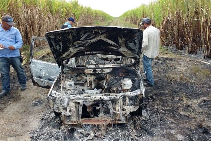 Carro com queixa de roubo é encontrado carbonizado em canavial