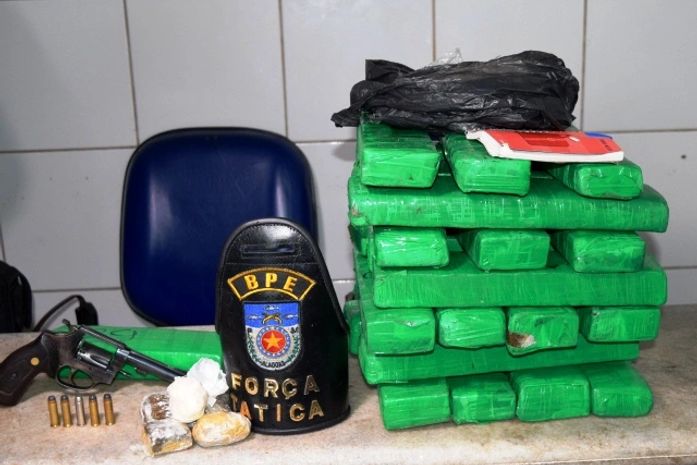 Jovem é preso com 23 quilos de maconha e arma de fogo