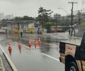Carro colide com poste e interdita completamente a Av. Governador Afrânio Lages, em Maceió


