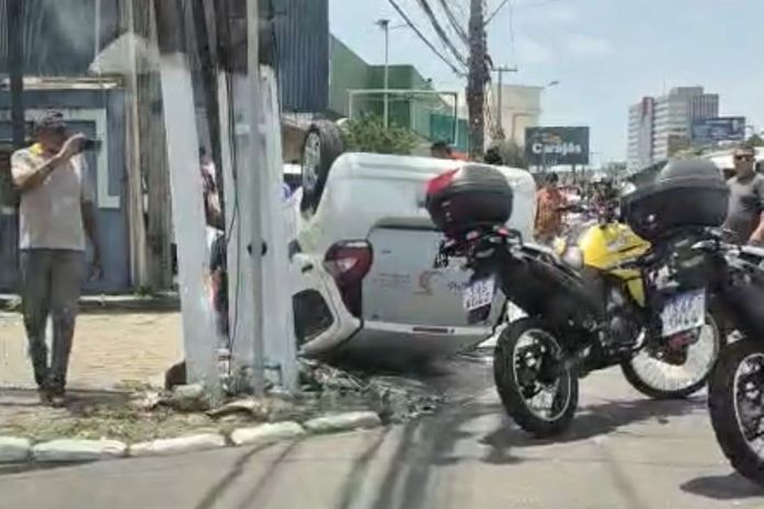 Táxi tomba após colidir com outro veículo na Avenida Gustavo Paiva, em Mangabeiras