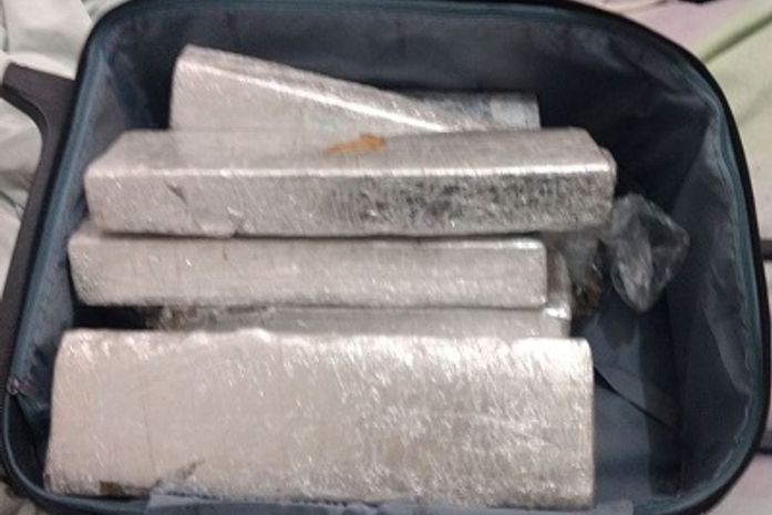 Policia encontra mais de seis quilos de maconha dentro de mala