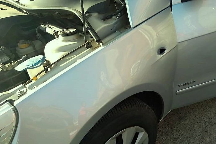 Carro estacionado na via foi atingido pelos disparos, durante atentado a tiros na parte alta de Arapiraca.
