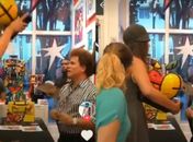 Mulher quebra obra de Romero Britto e acusa artista de maltratar funcionários; veja vídeo

