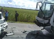 Engavetamento envolveu um ônibus escolar, um caminhão de lixo e dois carros de passeio.