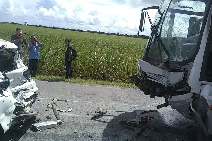 Engavetamento envolveu um ônibus escolar, um caminhão de lixo e dois carros de passeio.